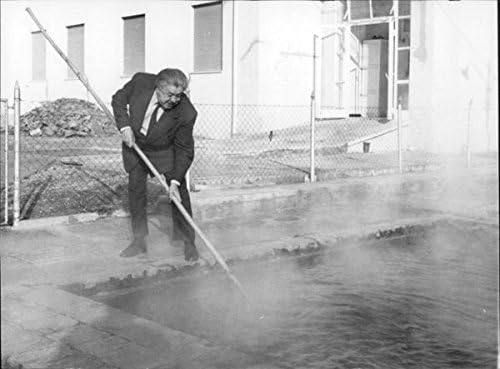 Реколта снимка на Мишел Симон с лопата при грязевого басейна.
