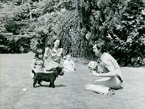 Реколта снимка на принца на Гърция и Дания-Майкъл, проводящ време със съпругата си Марина и дъщери Александрой