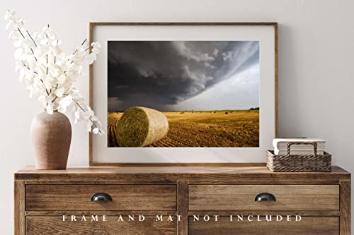 Снимка в стил Кънтри, Принт (без рамка), Изображението на гръмотевична буря, Задаващата се в Златист Кръг на бала сено в полето за пролетта на ден във фермата в Канза?
