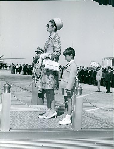 Реколта снимка на жена и дете по време на националния фестивал, хората имат чест.