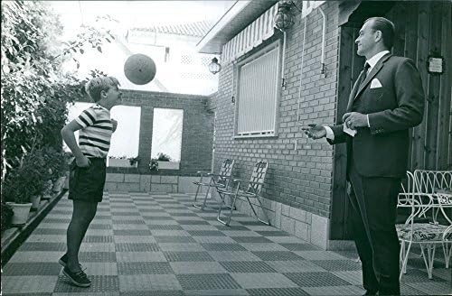 Реколта снимка Алфредо Ди St233; фано и син играят футбол.
