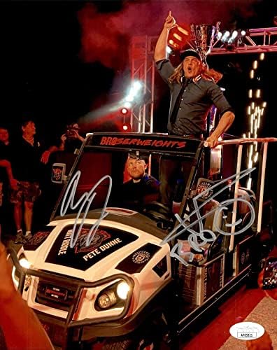 Гиганти Matt Riddle и Пит Дън подписаха количката WWE NXT 8x10 Снимка 2 - Снимки на UFC с автограф