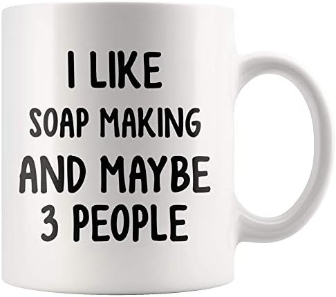 MELLOWBASIC обичам Мыловарение И, Може би, 3 души - Забавно Кафеена чаша за мыловарения - Подарък за Мыловарения