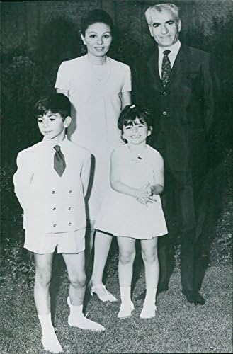Винтажное семейно снимка на краля на Иран Мохамед Реза Шах Пахлави с жена си Фарах и деца Резой и Фарахназ.Снимка е