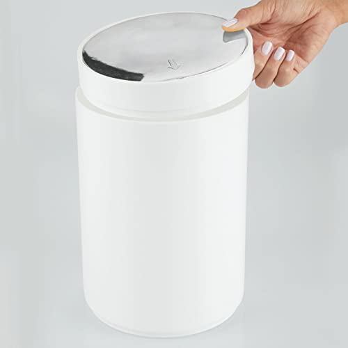 mDesign Модерен Компактен, свободно стояща Пластмасова четка за тоалетна с по-тънък профил и Кръгла кошница за боклук